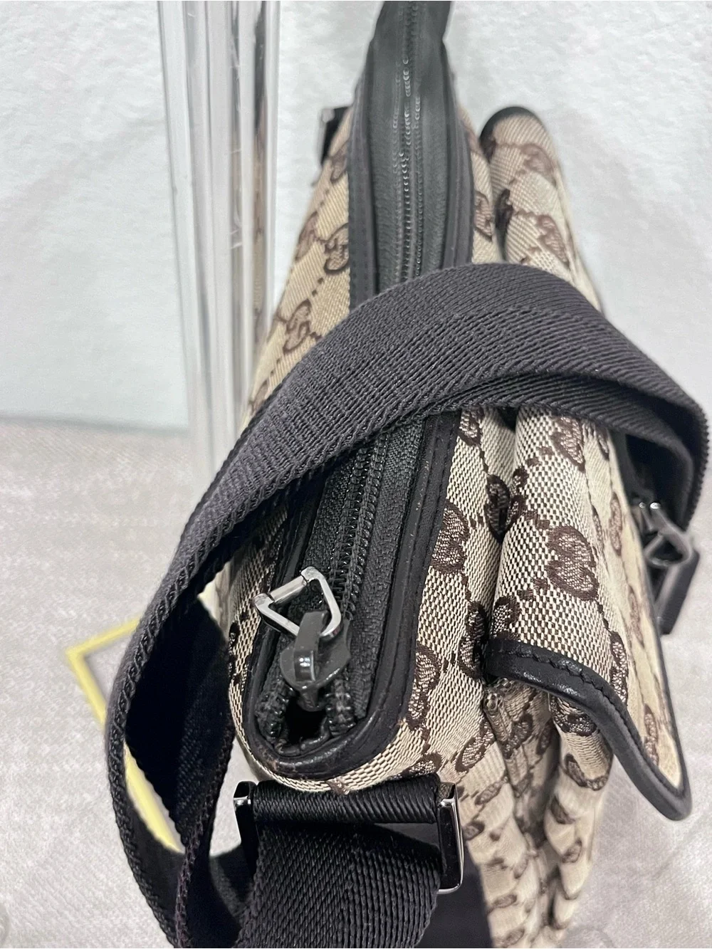 GUCCI GG CANVAS MESSENGER BAG.